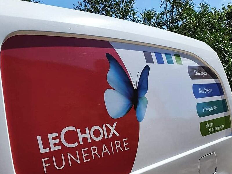 Véhicule de l'agence aux couleurs du réseau Le Choix Funéraire